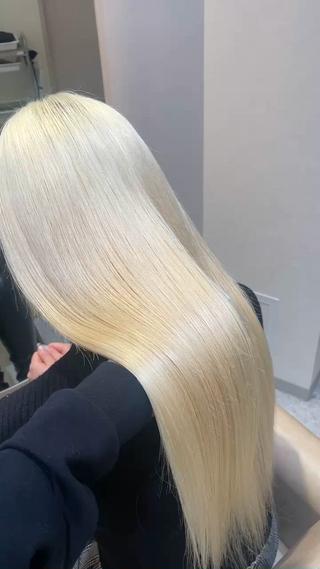 ブロンドにエクステ100本つけてます!
エクステもおまかせください!
きれいに馴染ませます!