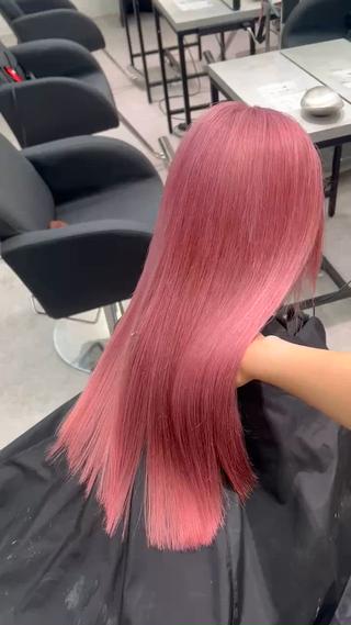 複雑履歴からピンクに
ケアブリーチでダメージを最小限におさえて艶のあるハイトーンになれます
