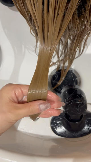 トリートメント促進効果のある超音波アイロンを使ってあげるとここまでツヤがでてきます
髪の毛の内部補修もできるので、カラー繰り返してる方やブリーチのダメージしてる方にとてもおすすめです 