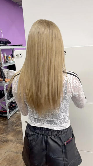 ブリーチを繰り返して、広がりとパサつきダメージが出ていたお客様ですが、1回の髪質改善トリートメントでここまでまとまりが出てサラサラになりました‎
熱に反応するお薬になるので、トリートメントの効果がある期間はご自宅でされるアイロンでもサラサラになってくれると思います
通常の価格から半額で今は提供させて頂いてます 