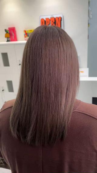 【艶感ブラウンベージュ】

 複雑履歴直し

 色落ち過程も楽しみたい

色持ち、艶感、質感抜群

インナー複数回ブリーチ、トップ1bleachの複雑履歴からのAfterになります
・
"インナーカラーを辞めたい、髪の履歴を綺麗にしたい"
しっかりカウンセリングしながら直させて頂きます ♡
・
トレンドレディ感が可愛い透け感も艶も兼ね備えた
ブラウンベージュ
実際はもう少し明るめです️

𝐈𝐧𝐬𝐭𝐚𝐠𝐫𝐚𝐦：mio__y.s.h 