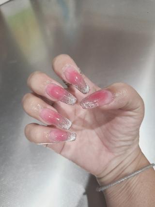 ワンホンチークネイル
キラキラで可愛いぃ～ 