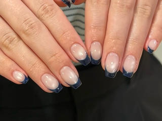 【王道フレンチ】
ベースカラーをマグで追加してます♪
水光白みマグに深ネイビーのフレンチ