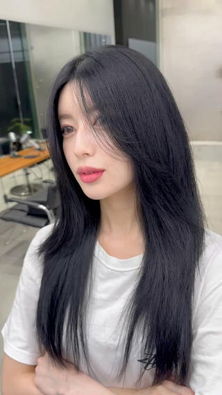 韓国風ブルーブラック︎

レイヤーと暗めカラーの相性抜群です️

お顔周りのカットは1mm単位でこだわって切ってます
是非一度おまかせください 