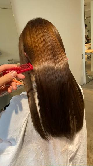 髪の傷みは様々な原因があります多くのトリートメントはコーティングの力で一時的に髪の手触りを良くするだけで、2、3週間もするとコーティングが剥げて元の髪質に戻ってしまいます
傷みは外から内
逆に治す時は髪の最深部からなのです
こだわりぬいた髪質改善をするためには浸透させる薬剤の順番まで考える必要があるのです
そこまでできるようになるためには
正確な毛髪診断と深い薬剤知識が必須なのです

そのため、髪質改善に関しては誰にも負けない自信があります
どんな状態の髪も、必ずご満足頂ける髪質改善をさせて頂きますので、是非一度お 