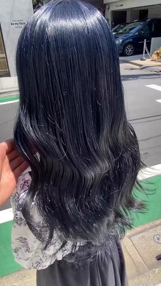 髪の傷みは様々な原因があります傷みの原因によって髪が必要とする栄養分は違うのですが、多くのトリートメントはコーティングの力で一時的に髪の手触りを良くするだけで、2、3週間もするとコーティングが剥げて元の髪質に戻ってしまいます
傷みは外から内
逆に治す時は髪の最深部からなのです
そのため小さい栄養分から浸透させていく必要があるのです
こだわりぬいた髪質改善をするためには浸透させる薬剤の順番まで考える必要があるのです
どんな状態の髪も、必ずご満足頂ける髪質改善をさせて頂きますので、是非一度お試し下さい
♯髪質改善♯サイエンスアクア♯oggiotto 