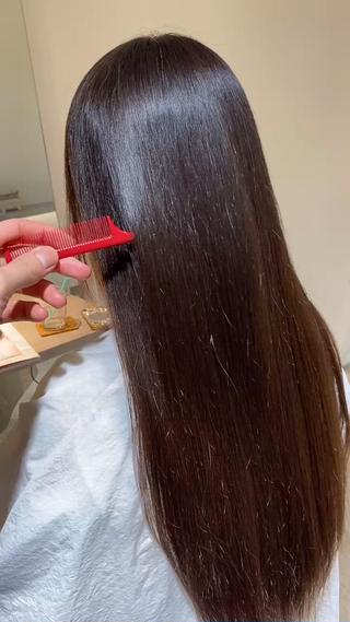 髪の傷みは様々な原因があります多くのトリートメントはコーティングの力で一時的に髪の手触りを良くするだけで、2、3週間もするとコーティングが剥げて元の髪質に戻ってしまいます
傷みは外から内
逆に治す時は髪の最深部からなのです
こだわりぬいた髪質改善をするためには浸透させる薬剤の順番まで考える必要があるのです
そこまでできるようになるためには
正確な毛髪診断と深い薬剤知識が必須なのです

そのため、髪質改善に関しては誰にも負けない自信があります
どんな状態の髪も、必ずご満足頂ける髪質改善をさせて頂きますので、是非一度お 