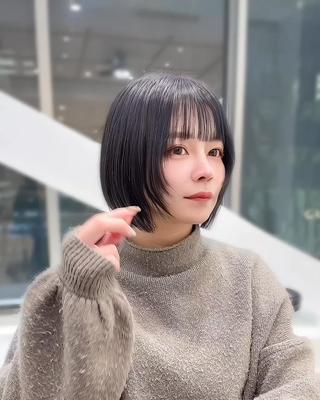フェイスレイヤー(ボブ)

顔まわりを軽く内に巻いて
全体ストレートの簡単スタイリング

顔まわりにレイヤーを入れて内巻きにするの
流行ってます 