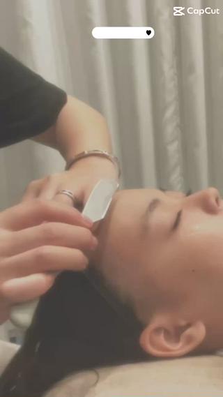 温かい蒸気を当てながらゆっくりリラックス
お顔剃りした後には、トーンアップ効果のあるマッサージクリームを使用しながらフェイスマッサージ
お顔剃りとマッサージで施術後はびっくりするほどツルツル、もちもちのうる肌に