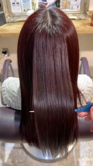 wine red
暗染めを繰り返してた人でもここまでの赤み出ます
ワンカラーと髪質改善トリートメントで、艶々カラー出来ます!