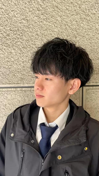 縦波打ちでツイストスパイラルパーマを表現できます
無造作に動かしつつシャープな束感がかっこいいです️