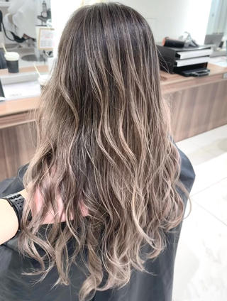 「ハイライトバレイヤージュ」で柔らかく透明感のある外国人風カラーを楽しみませんか？

 ミルクティーベージュで甘く柔らかい雰囲気に
 グレージュで上品なくすみ感をプラス
 立体感を引き出すハイライトバレイヤージュ

どの角度から見ても自然に馴染むカラーで、垢抜けた印象に♪
透明感と立体感を両方叶える、トレンドヘアをぜひ体験してみてください！

#ミルクティーベージュ #グレージュ #ハイライト #バレイヤージュ #外国人風カラー 