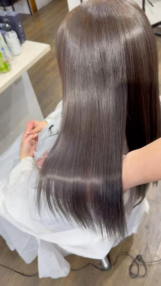 オリジナル艶カラー＋髪質改善トリートメント


※おすすめプラスメニュー
【素髪リセットケア】髪に着いた古いシリコン除去＆銅イオン除去
料金:1,500円
時間:10〜15分
プラスする方は事前にメッセージでお伝え下さい。


【古くなったシリコン】はシャンプーでは落としきれません。
古いシリコンは重くなりベタつきの原因にもなります。
除去する事によって素髪に戻しサラサラになります！

水道水に含まれる【銅イオン】はカラーやブリーチ等をする場合のダメージになります
こちらもシャンプーだけでは落としきれません。


特殊な商材を使い【古いシリコン・銅イオン】を除去して髪本来の素髪に戻す事で、カラーのダメージを防ぎ、トリートメント効果を最大限に発揮します！ 