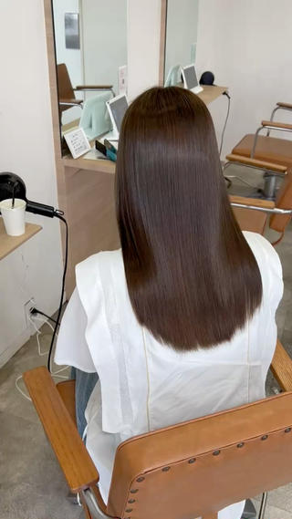 地毛風酸性縮毛矯正
毎朝のアイロンいらなくなります！！
癖だけではなくパヤ毛、広がりが気になる方にもおすすめです！！ 