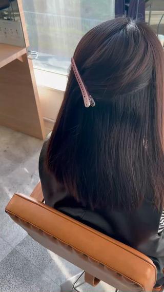 酸性縮毛矯正の施錠工程です
このような工程を経てサラサラツヤツヤ美髪になっています！！ 