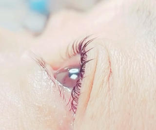 50代〜60代の方もまつげパーマで目元ぱっちりに
まぶたのかぶりや下がりが気になる方
根本がカクっとなりにくいLカール導入しました♡
一重、奥二重の方や瞼が分厚い方でも◎
ストレートに立ち上げてまつ毛の長さをいかせるデザイン
をご提案