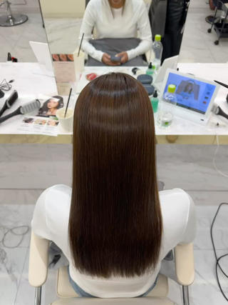 実は、日本人の約7割の方が「くせ毛」と言われています。
「カラーしたのに思った仕上がりと違う...」
「もっと透明感が欲しい...」
そんな風に感じたことはありませんか?
それ、実ば“くせ”が原因かもしれません。
髪のうねりや広がりによって、カラーの見え方や手触りに差が出てしまうんです。
だからこそ、一度このメニューを試してみてください。
「人生が変わった」と言っていただける仕上がりをお約束します。
施術後にお客様が「傷んだ」と感じることはほとんどありませんし、コテ、アイロンで巻くことも可能です◎自然なまとまりとツヤ感、そして柔らかい動きを両立できます。