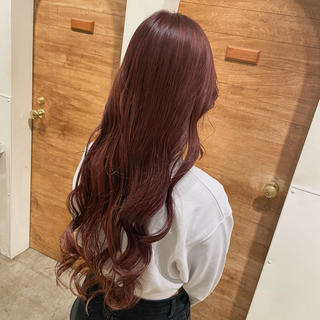 Cherry Red
元々ハイライト履歴がある髪の毛に濃いめのレッドカラー!
深みのあるレッドカラーは、ブリーチしてない部分もしっかり色味が出て、可愛い
原色っぽいカラーを試してみたい方は、深みのある濃いめカラーにしてみると挑戦しやすいですˊ˗