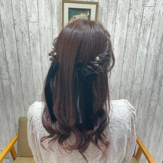 ハーフツイン
ねじねじハーフツインアレンジ!
上の方で作れば、ツイン感がよりでてガーリーに、お呼ばれのときは低めでハーフアップぽくするのが控えめで可愛い
大切な日のヘアアレンジお任せください!
お友達やご家族とのご来店も可能です𓂃𓈒𓏸𓍯