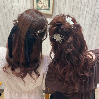 ハーフツイン×ハーフアップ
地元の同窓会へ行く仲良しペア
二人でハーフアップだけどそれぞれの個性が出てて可愛い◎
お友達やご家族でのご来店も可能です!
ぜひ一度ご相談ください