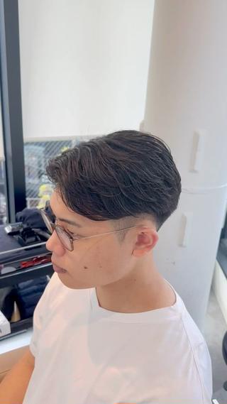 ナチュラルフェザーパーマ

今、トレンドのフェザーパーマよりはナチュラルにきまるスタイル！
セットしても、しなくてもかっこよくきまります！ 