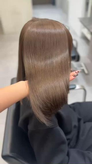 ブリーチなしでもここまで明るくできます♡
今流行りのヘーゼルベージュ 