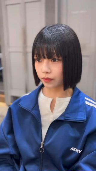 切りっぱなしボブは、毛先をまっすぐそろえたシンプルだけどおしゃれなスタイル。
さらっと乾かすだけで“こなれ感”が出るから、毎日のスタイリングも楽ちんです◎
外ハネにしても内巻きにしてもかわいい、万能ボブ♡