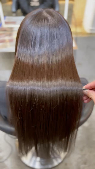 【乾かすだけで、サロン帰りの仕上がり】
︎うねり・広がりが気になる
︎自然で柔らかいストレートにしたい
︎毎朝のアイロンが大変
“素髪のようなツヤ髪”で毎朝がもっとラクに♫
是非お任せ下さい!
lond omotesando