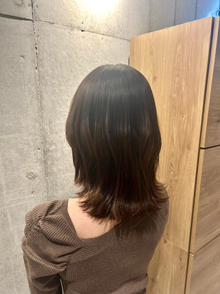 表面にレイヤーを入れたくびれスタイル

ベースの長さは肩につく長さなのでセットをしなくても外ハネになるので、時間のない時でも上のレイヤーを巻いてあげるだけで動きの出るスタイルです

レイヤーをあえて巻かずに外ハネミディアムとしても楽しめます 