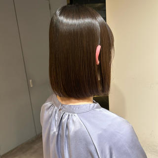 おさまるボブ

フラットなラインで切っているのでこのまま伸びていくと肩ではねて外ハネスタイルになっていきます

なかなか美容院へ行くことができない方にもおすすめ 