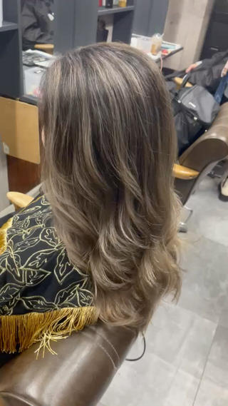 セミロング ブリーチ縮毛矯正 LAFFYuiのヘアスタイル