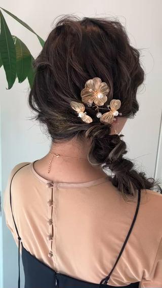 結婚式ヘアセット
サイド編みおろし
後ろの編みおろしに飽きたら今度はサイドの編みおろし行ってみよう
サイドにあるだけで何だか更に上品で
大人の色気も漂います