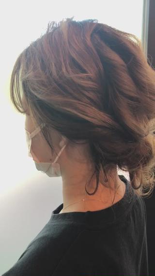 ミディアムさんのアップヘアセット
後毛を可愛くカールしていて短い所も
可愛く活かしてるのがポイント