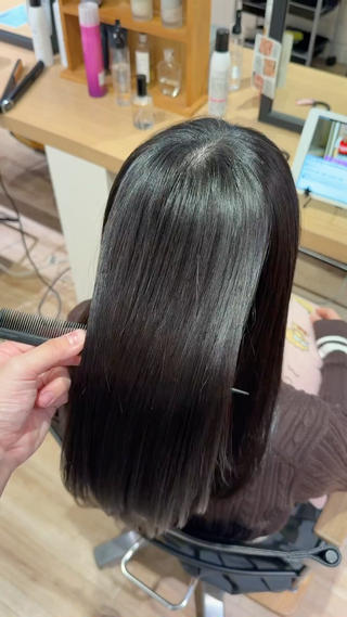 【straight + cut】
毛先の縮毛矯正履歴部分はトリートメントでしっかり保護しながらケアし、伸びてきた部分には丁寧に薬剤を塗布して、サラツヤな仕上がりに整えました

伸ばし中の方でも、毛先を少し整えるだけでまとまりやすくなり、綺麗な状態をキープできるのでおすすめです 