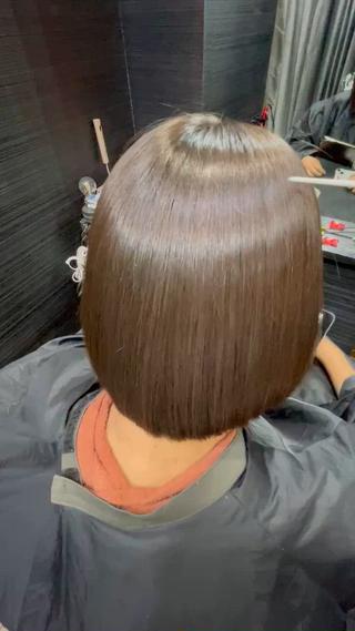 1液のチオグリコール酸アンモニウムとLシステインの複合還元から、1度流してレブリン酸等のアルカリに傾いた髪の毛を酸性に戻す処理をしてツインブラシを使ったアイロン処理をしています。
2液塗布から流し、後処理で今最先端のアンジー、ネクター、ベルバブでもう一度残留アルカリを除去しハホニコのキラメトゥインクルを超音波アイロンで入れ込んでいます。
手が混んでると思います。
是非 