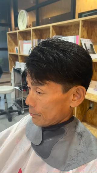 【清潔感×ナチュラルシルエット】
サイドはすっきり刈り上げて、トップに自然な動きを
ビジネスでも普段使いでも決まる、大人髪！

モデル様募集中！
ご連絡お待ちしてます

カット(¥0)
カット+パーマ(¥2200)
カット+カラー(¥2200)

#メンズカット  #ビジネスカット 
#刈り上げスタイル #ショートヘア #メンズヘアスタイル 
#前橋美容室 #カットモデル #メンズヘア 