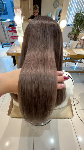 お客様のお悩みに合わせたトリートメントを選定させていただきます




【 こんな方にオススメ ̖́-‬ 】

ブリーチやパーマなどのダメージにより髪がパサつく方
癖やうねりで髪がまとまらない方
髪にハリやコシが無い方




しっかりとカウンセリングを行った上で施術させていただきます




更に艶が出てサラサラの髪の毛に





※ロング料金別途 