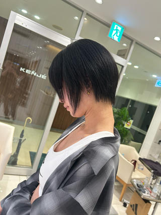 毛先をバッサリ切り丸みを出しつつ収まりのいいショートに
梅雨前にまとまりのある髪型、おすすめです 