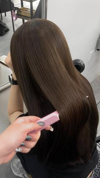 ワンカラーで作るオリーブブラウン赤みを抑えて柔らかい透明感に赤み消しカラーならオリーブブラウンツヤ感たっぷり仕上げ
カラーモデル様募集中ワンカラー・赤み消しカラーお任せください！ 