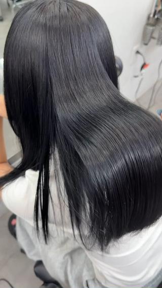 黒髪だけど透けるブルーブラック光でほんのり青みが出て透明感UP暗髪でも重く見えない大人っぽカラー️
カラーモデル様募集中暗髪カラー・赤み消しカラーお任せください！ 