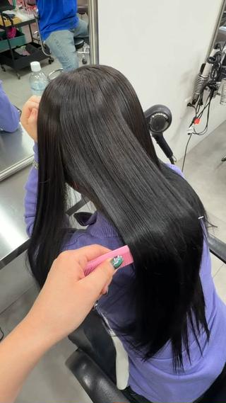 艶感たっぷりのつやつやブラック光で輝く美髪カラー
シンプルだけど最強に盛れる大人っぽい印象に
カラーモデル様募集中暗髪カラー・ツヤカラーお任せください！ 