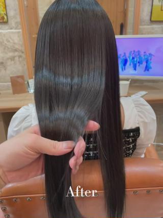 ↓当てはまる方にオススメ↓
・クセがあってまとまらない、おろせない
・艶が欲しいのにでない
・頻繁にトリートメントしてるのに艶がでない
・雨の日など湿気の多い日に毛がパヤパヤするのが嫌
・毎日のアイロンが大変で少しでも楽になりたい
・ツヤツヤな髪に憧れる
1つでも当てはまる人は【縮毛矯正】または【髪質改善ストレート】をオススメします
縮毛矯正やストレートなどするとピンっとなりすぎてペタっとなるし痛むイメージを持ってる方が多いと思います
しかし!!!
使用する薬、アイロンの入れ方、熱の温度などでそうならないように出来ます
是非、ご相談ください