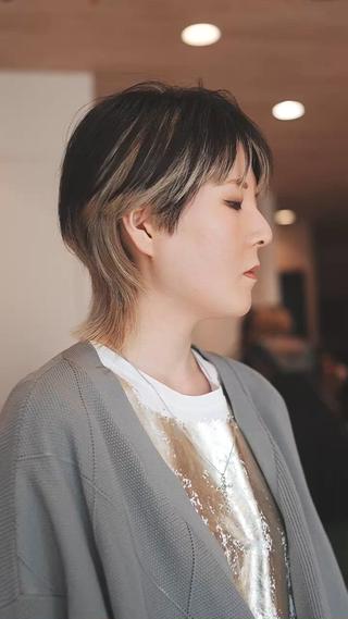 salon concept
「Hair For Contemporary 」 "H.f.c"
=
「現代生活のためのhair」
1人1人色んな暮らしと価値観に
僕らなりの“fit感”を提供したい。
Life、髪型、ファッション、空間、人 。
無理がない、
でも皆よりも少しお洒落になる。
まるで上質な服に袖を通した かのような、
心地よい 手触りや質感、カラー、シルエット。
作りたいのは、リラックスしていながらも
人生を楽しみ、モードさやdressyな雰囲気を感じる そんなヒト達だ。
そんな “髪=ヒト”を育むサロン
‘’ 𝐦𝐮𝐬𝐞 𝘮𝘰𝘰𝘯…