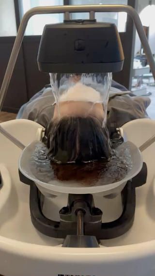 SNSで話題の頭浸浴！
高濃度の炭酸泉で頭部全体をお湯で包み込むことで頭皮を優しく洗浄し、潤いのもとである正常皮脂はキープしつつ、落としたい酸化皮脂のみを取り除くきます！
 