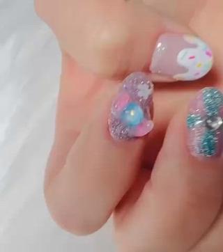 ショートネイルだからこそ可愛いロリポップネイル

青と紫のフラッシュがギラギラで映えます

当店おすすめ️
フラッシュネイルしてみませんか？
 