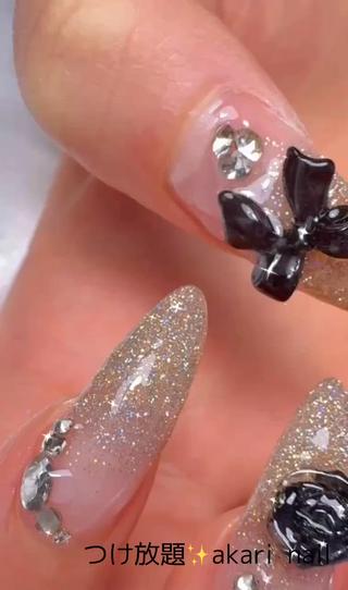 フラッシュグラデーションギラギラおすすめです！

白と黒で左右違うのがポイントです！

根本がクリアで伸びても気にならないです！
日にちがたっても可愛い継続できます 