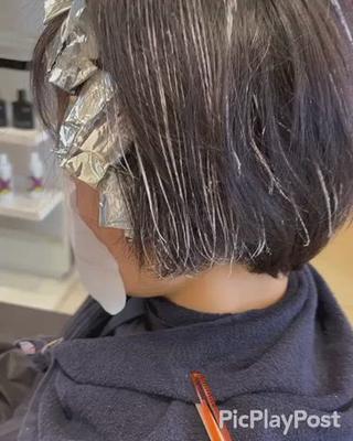 脱白髪染めハイライト
顔周りの白髪多めでいつも暗い白髪染めしている方を
今回は顔周りにホイル
他クレイライツでシークレットハイライト入れて
2レベル明るくしました
白髪染め使わずファッションカラーの7レベルシルバー
白髪ぼかししました。
色々な解決策がありますので
白髪のお悩み気軽にご相談ください


コンセプト
すべての大人に、ヘアデザインの自由と解放を。
30代よりも40代、40代よりも50代、いつまでも自分らしい
キレイを追い求めたいと願うすべての大人へ。
僕が叶えるのは、
生命力と自信に溢れる大人髪、ヘアデザイン。
忍び寄る髪の衰えや髪悩みから解放し、
いつまでもヘアデザインを楽しむ自由を手にできる。
さあ、可能性は無限大。
いつまでもヘアデザインを楽しもう。


ファイバープレックス
サステナケアブリーチ（髪に優しいブリーチ）を使用して
髪へのダメージを最小限に抑えます。

従来の白髪染めとの違い
3倍艶髪になれます！
赤みの強いブラウンから卒業できます。
来店周期を延ばすことが可能になります。
ナチュラルハイライトで髪にボリューム感をアップできます。

期間限定新規様は予約でクーポン利用出来ます
2回目以降価格↓
メニュー　ワンメイクカラー料金プラス

ベーシックコース
1、部分デザイン　＋3300円　＋30分（白髪が気になる顔回りに入れて馴染ませるポイントデザイン）　
2、シークレットハイライト　＋3300円　＋30分（白髪と黒髪をブレンドして目立ちにくくするハイライト）
3、クレイライツ　＋5500円　＋1時間　（ホイル不要で細かく細いハイライト入れて白髪と黒髪をブレンドする）

＊アディクシーカラー、エドルに薬剤変更の場合＋1100円

アドバンスコース
1、脱白髪染めハイライト　＋14300円　＋1時間30分　（必要な部分にだけ効果的入れて白髪を馴染ませるハイライトプレケアアフタートリートメント）
2、ハイトーン　＋14300円　＋1時間30分　（白と黒のコントラストを近づけて目立たなくする全頭ケアブリーチ）

＊髪の状態により1回の施術で完成出来ない場合もありますので施術前カウンセリングしっかりさせていただきます。


#白髪ぼかし　#白髪をぼかすハイライト　#白髪染め　#白髪ぼかし
#白髪染めに見えない白髪染め　#白髪染め
#明るい白髪染め　#脱白髪染め
#美魔女　#アンチエイジング　
#グレイヘア　#アラフォーコーデ　#アラフィーコーデ
#グレイカラー　#ママコーデ　#子育てママ　#ママ美容師
#４０代ヘアスタイル　#５０代ヘアスタイル
#水戸美容師　#ひたちなか美容師　
#水戸美容室　#ひたちなか美容室
#hair #hairstyle 