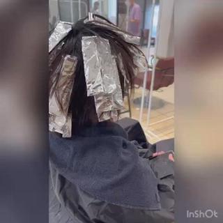 #脱白髪染めハイライト
#エアタッチ　で脱白髪染めです！
ハイライトより明るいヘアカラーを再現できます
伸びてきた時も馴染むからおすすめ！
ハイライトを少し目立つ感じに再現する事で
白髪ぼかしできて伸びてきてもデザインとして成立するカラーです。

ベースは7レベルシルバー系
ハイライトは10レベルアッシュ系
で仕上げました！
デザイン的な仕上がりを希望の方おすすめです！

白髪染め卒業して白髪活かしたデザインカラーにしませんか！
白髪活かす事でよりおしゃれなヘアカラーを楽しめます！

気軽にご予約下さい。

すべての大人に、ヘアデザインの自由と解放を。
30代よりも40代、40代よりも50代、いつまでも自分らしい
キレイを追い求めたいと願うすべての大人へ。
僕が叶えるのは、
生命力と自信に溢れる大人髪、ヘアデザイン。
忍び寄る髪の衰えや髪悩みから解放し、
いつまでもヘアデザインを楽しむ自由を手にできる。
さあ、可能性は無限大。
いつまでもヘアデザインを楽しもう。

＊髪の状態により1回の施術で完成出来ない場合もありますので施術前カウンセリングしっかりさせていただきます。


#白髪ぼかし　#白髪をぼかすハイライト　#白髪染め　#白髪ぼかし
#白髪染めに見えない白髪染め　#白髪染め
#明るい白髪染め　#脱白髪染め
#美魔女　#アンチエイジング　
#グレイヘア　#アラフォーコーデ　#アラフィーコーデ
#グレイカラー　#ママコーデ　#子育てママ　#ママ美容師
#４０代ヘアスタイル　#５０代ヘアスタイル
#水戸美容師　#ひたちなか美容師　
#水戸美容室　#ひたちなか美容室
#hair #hairstyle

 