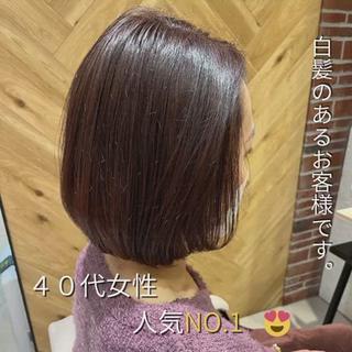 暗い白髪染め履歴から明るいカラーしたいとのご要望があり
クレイライツにてハイライトと顔まわり、サイド、バックは表面のみ入れて毛先の白髪染めで
５レベルまでくらい状態から２から３トーン明るく見えるように

クレイブリーチなのでハイライトも１３から１４トーンで抑えて退色したときに金髪にならないように

９レベルのベージュプレックス配合なので艶々髪に暗い白髪染めから卒業してみませんか！

コンセプト
すべての大人に、ヘアデザインの自由と解放を。
30代よりも40代、40代よりも50代、いつまでも自分らしい
キレイを追い求めたいと願うすべての大人へ。
僕が叶えるのは、
生命力と自信に溢れる大人髪、ヘアデザイン。
忍び寄る髪の衰えや髪悩みから解放し、
いつまでもヘアデザインを楽しむ自由を手にできる。
さあ、可能性は無限大。
いつまでもヘアデザインを楽しもう。


ファイバープレックス
サステナケアブリーチ（髪に優しいブリーチ）を使用して
髪へのダメージを最小限に抑えます。

従来の白髪染めとの違い
3倍艶髪になれます！
赤みの強いブラウンから卒業できます。
来店周期を延ばすことが可能になります。
ナチュラルハイライトで髪にボリューム感をアップできます。

メニュー　ワンメイクカラー料金プラス

ベーシックコース
1、部分デザイン　＋3300円　＋30分（白髪が気になる顔回りに入れて馴染ませるポイントデザイン）　
2、シークレットハイライト　＋3300円　＋30分（白髪と黒髪をブレンドして目立ちにくくするハイライト）
3、クレイライツ　＋5500円　＋1時間　（ホイル不要で細かく細いハイライト入れて白髪と黒髪をブレンドする）

＊アディクシーカラー、エドルに薬剤変更の場合＋2200円

アドバンスコース
1、脱白髪染めハイライト　＋14300円　＋1時間30分　（必要な部分にだけ効果的入れて白髪を馴染ませるハイライトプレケアアフタートリートメント）
2、ハイトーン　＋14300円　＋1時間30分　（白と黒のコントラストを近づけて目立たなくする全頭ケアブリーチ）

＊髪の状態により1回の施術で完成出来ない場合もありますので施術前カウンセリングしっかりさせていただきます。


#白髪ぼかし　#白髪をぼかすハイライト　#白髪染め　#白髪ぼかし
#白髪染めに見えない白髪染め　#白髪染め
#明るい白髪染め　#脱白髪染め
#美魔女　#アンチエイジング　
#グレイヘア　#アラフォーコーデ　#アラフィーコーデ
#グレイカラー　#ママコーデ　#子育てママ　#ママ美容師
#４０代ヘアスタイル　#５０代ヘアスタイル
#水戸美容師　#ひたちなか美容師　
#水戸美容室　#ひたちなか美容室
#hair #hairstyle 