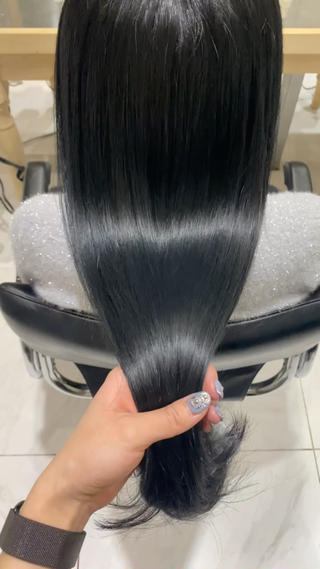 clear black .

光に当たらない場所で見ると黒に見えますが、透かしたり光に当てると青味がでて透明感抜群です◎

色落ちで赤味が出にくいのも特徴です 